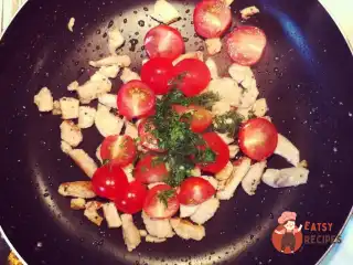 Паста з куркою, помідорами та авокадо
