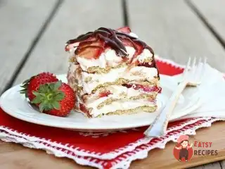 Полуничний листковий десерт із вершків