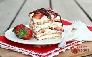 Полуничний Листковий Десерт Із Вершків
