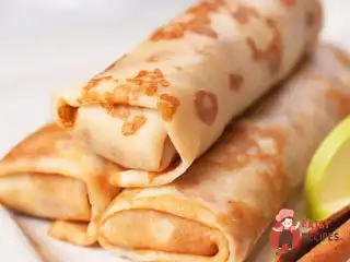 Млинці з яблуком, корицею та сметанним кремом