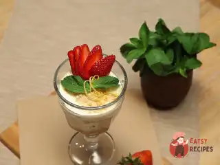 Десерт із сметани з полуницею та медом