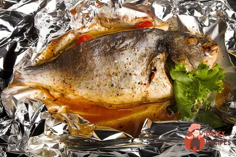 Короп, запечений з горіхами, зернами гранату та прянощами