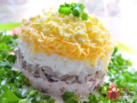 Курячий салат з грибами та сиром