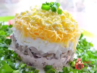 Курячий салат з грибами та сиром