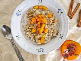 Вершкова вівсяна каша з персиками