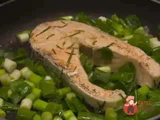 Риба, запечена у фользі із зеленою цибулею та імбиром