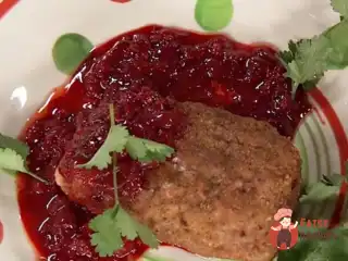 Телятина а-ля кордон блю з яблуками та вишневою сальсою