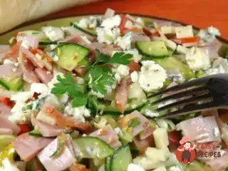 Салат із сиру з шинкою та овочами