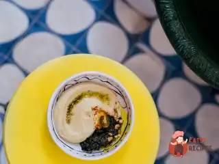 Хумус зі шпинатом і чері