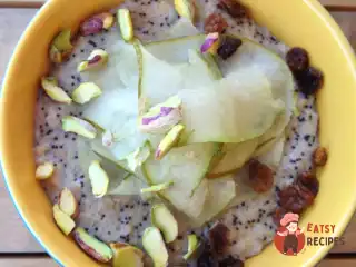 Вівсяна каша з маком, родзинками та соняшниковим насінням