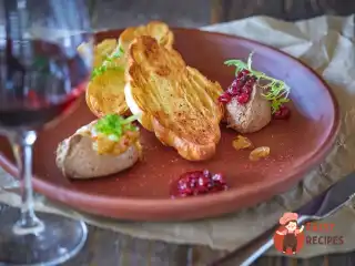 Паштет з курячої печінки з круассаном