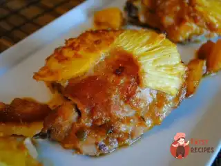 Ароматна курка, запечена з ананасом та картоплею