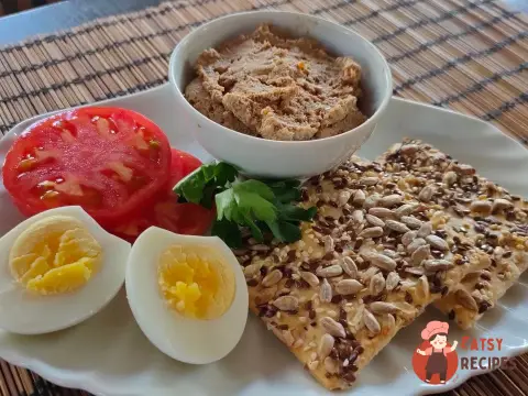 Паштет з курячої печінки з овочами та яйцями
