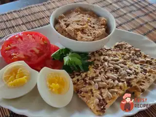 Паштет з курячої печінки з овочами та яйцями