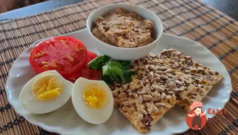 Паштет з курячої печінки з овочами та яйцями