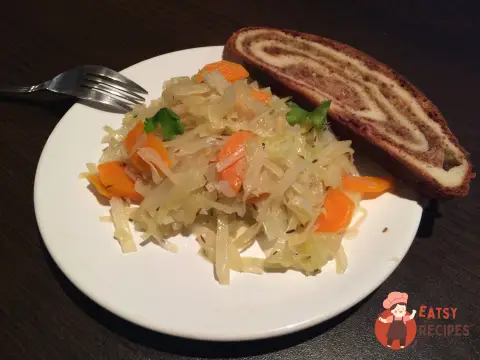Тушкована капуста з селери та морквою