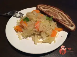 Тушкована капуста з селери та морквою
