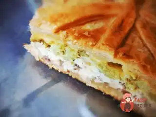 Листковий пиріг з куркою, брокколі та чері
