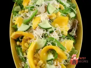 Курячий салат з манго, огірком, червоним перцем та медово-гірчичною заправкою