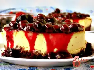 Міні-чізкейки з чорничним соусом