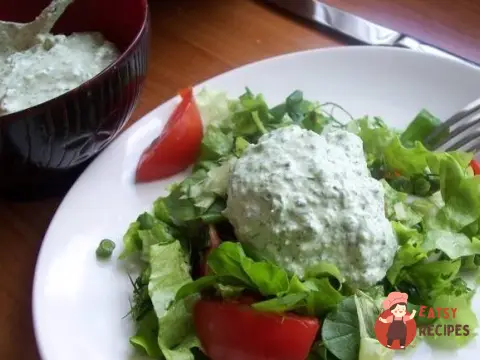 Соус із зеленою цибулею, бульйоном та вершками до смаженого м'яса.