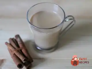 Пряний чай латте