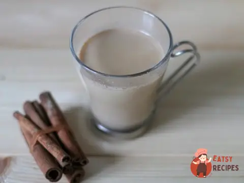 Пряний чай латте
