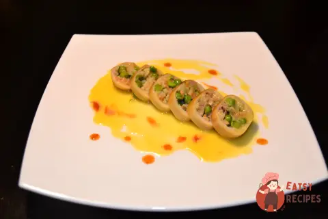 Кальмар фарширований палтусом та фореллю з соусом берблан