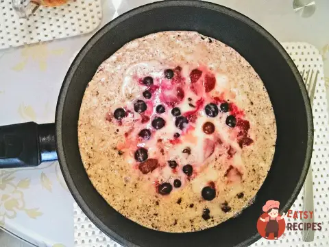 Шоколадний десерт на сковороді