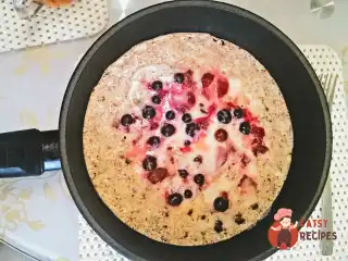 Шоколадний десерт на сковороді
