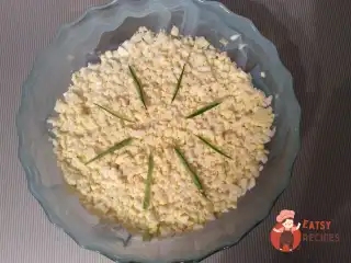 Листковий салат з тунцем, рисом та цибулею