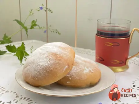 Тістечка з вишнею на дріжджах