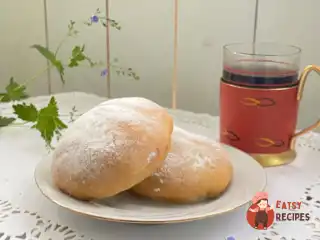 Тістечка з вишнею на дріжджах