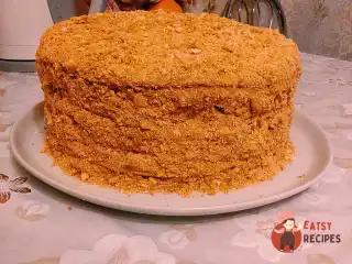 Медовий торт з кремом з бананів та вареним згущеним молоком