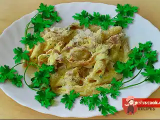Макарони пенне з прошутто у вершковому соусі.