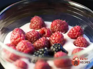 Яблучний йогурт з малиною та ожиною