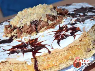 Меренговий торт з молочним кремом, карамеллю та горішками