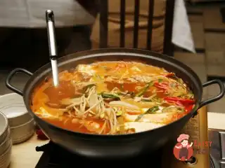 Куряча локшина по-італійськи з томатами та шпинатом