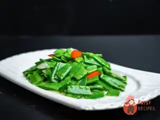 Салат зі стебла селери з кеш'ю