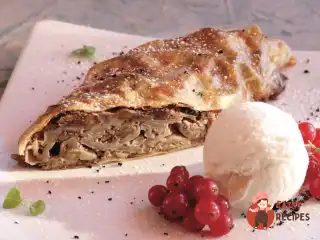 Швидкий яблучний штрудель із лаваша
