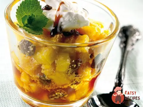 Карамелізований ананас із ізюмом та кокосом