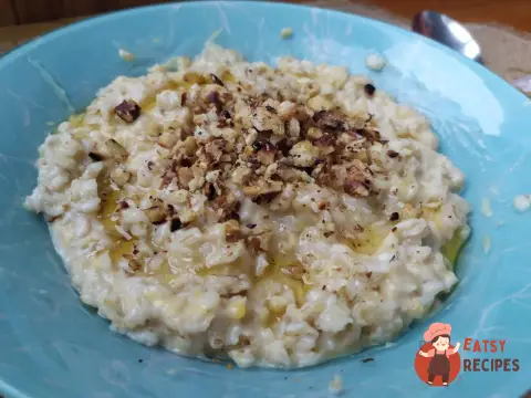 Вівсянка з сиром, волоськими горіхами та медом