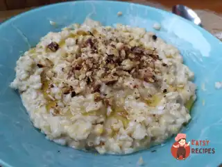 Вівсянка з сиром, волоськими горіхами та медом