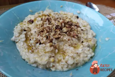 Вівсянка з сиром, волоськими горіхами та медом