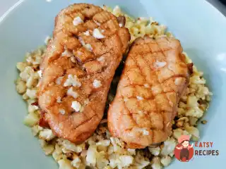 Смажена качка з гарніром із цвітної капусти.