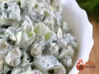 Курячий салат з огірками та горошком