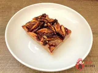 Пиріг зі сливами, бананами та яблуками