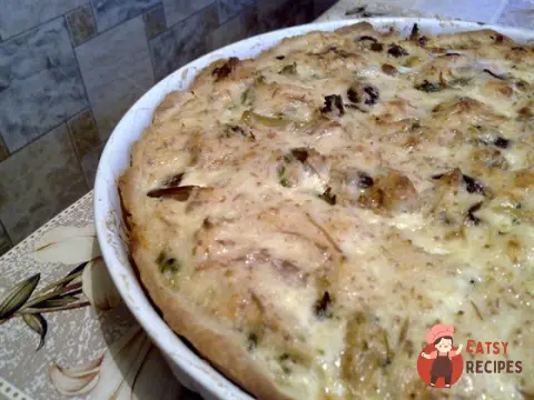 Пиріг з куркою, грибами та броколі