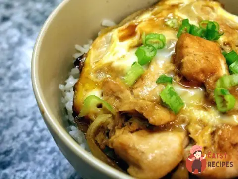 Японський омлет з рисом та куркою (оякодон)