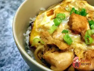 Японський омлет з рисом та куркою (оякодон)